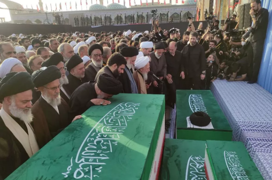 Pemimpin Tertinggi Iran Ali Khamenei Dimakamkan di Masyhad